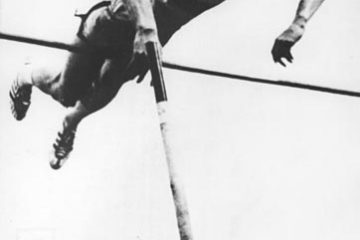 L'Américain Brian Sternberg, un des premiers utilisateurs de perches en fibre de verre, devient en 1963 le premier homme à franchir la barre des 5 mètres
